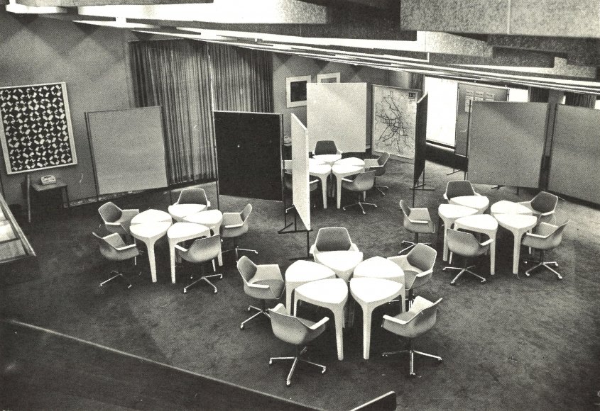 1970s: With management conferences for Siemens, Metaplan set the standards for interaction formats with large groups. Alternating between breakouts and plenary sessions, these conferences were the crystallization point of change processes and cultural transformation projects – often driven by the spirit of optimism prevalent at that time.