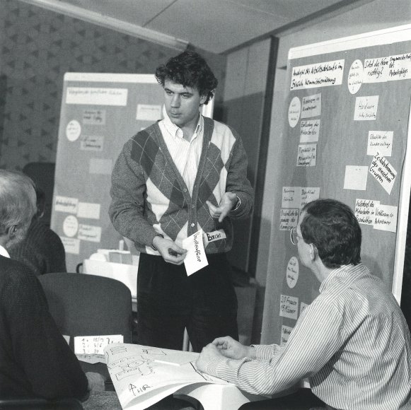 In the mid 80s, Michel Borcier, a young French journalist from Usine Nouvelle, a professional magazine focused on industry, interviews one of the founders of Metaplan. Michel quickly becomes fascinated by the Metaplan approach and Metaplan SARL is founded in 1985, first based in a small office in Rungis but quickly moves to a larger space in Nozay.