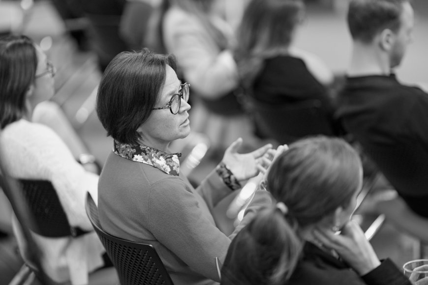 Teilnehmer:innen in einem Metaplan Seminar