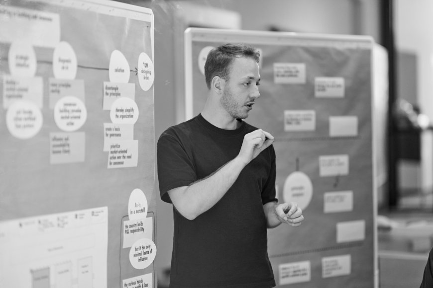 Dustin Brodda moderiert ein Seminar