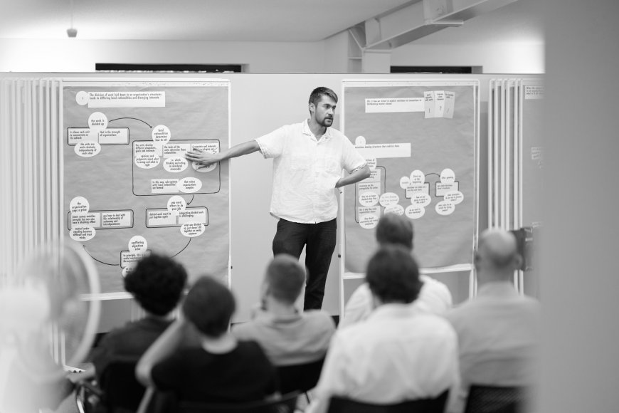 Alexander Heindl moderiert die Organize Awesome