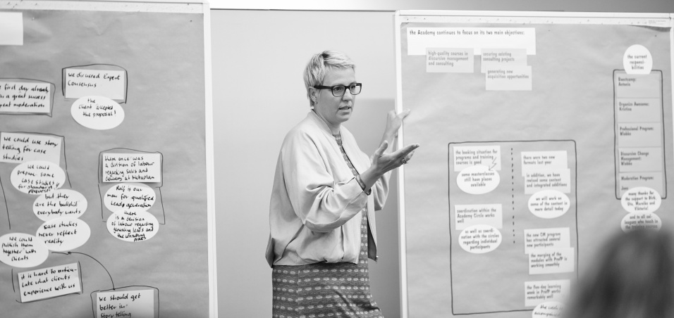 Metaplanerin Wiebke Gronemeyer moderiert einen Workshop